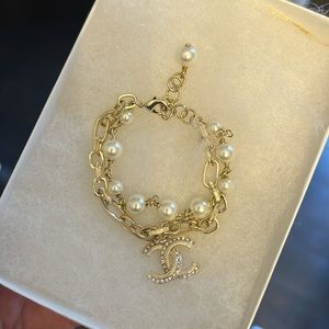 Costume bracelet pearl and CC